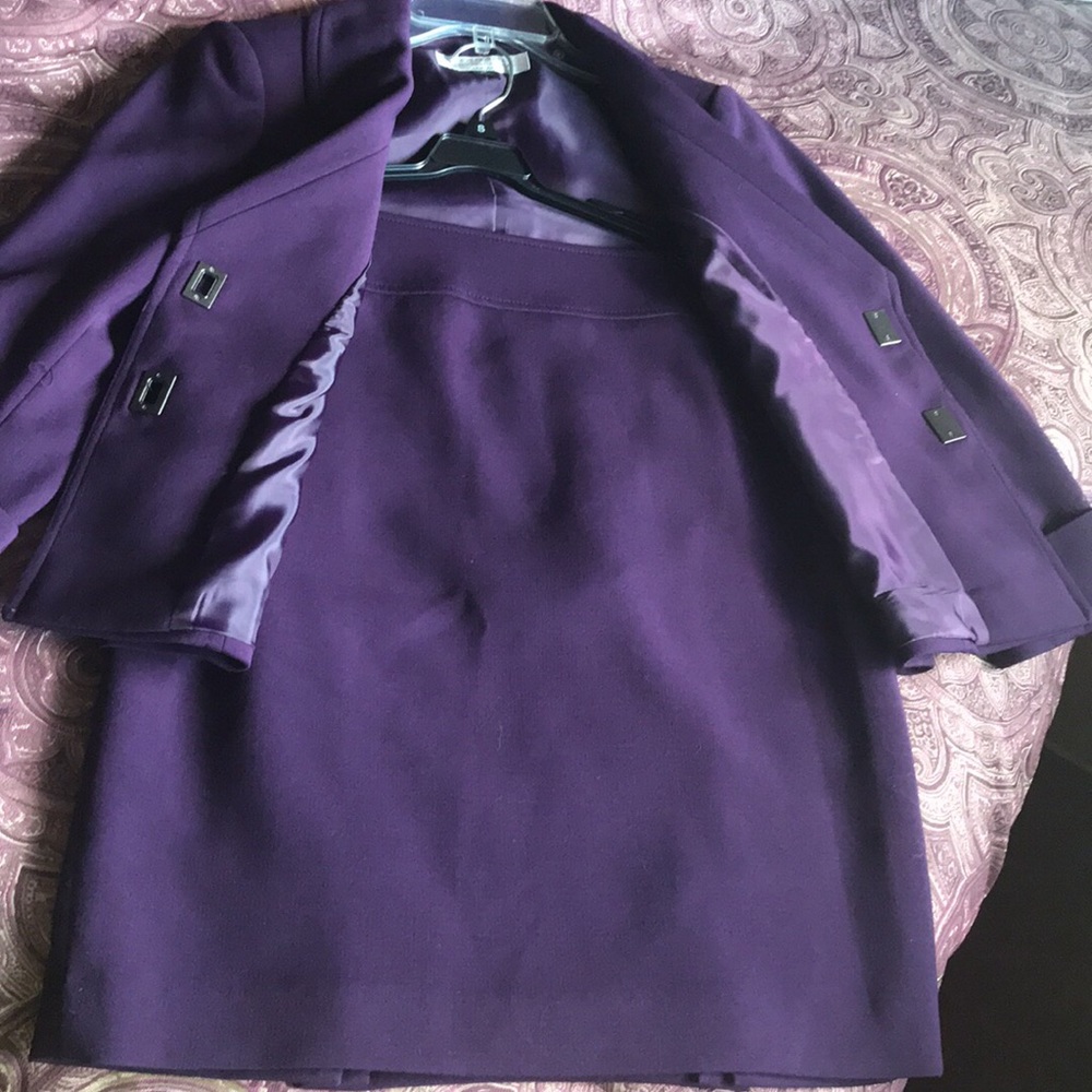 EUC Tahari Skirt Suit